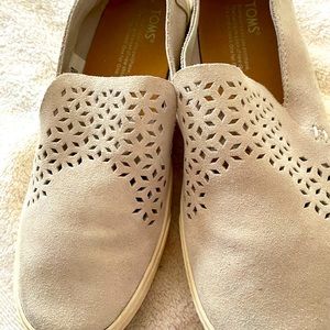 Ladies suede Tom’s cut out design shoes. Ivory color.
